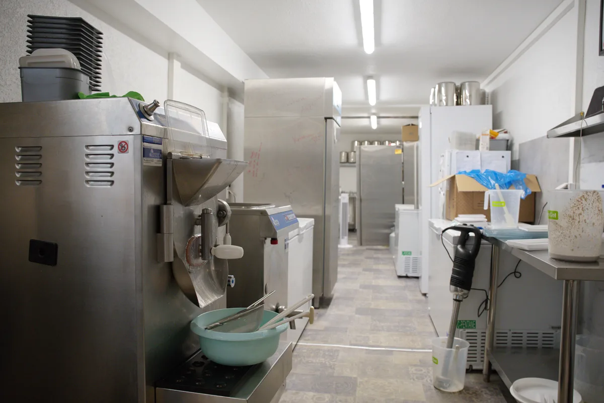 Produktion auf engstem Raum: In diesem Keller in Hinteregg entstehen die Glacekreationen von Noah Bühler. Bald schon zügelt er aber zum Chilbiplatz. Man sieht die Produktionsstätte einer Gelateria.
